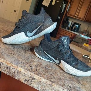 King Nike black and white size 7